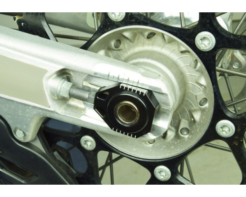Scar racing napinacz ЗАДНІnej osi ktm 125 - 450 sx / sxf '23-'25, 250 - 500 excf '24-'25, 250 - 450 xcf '23-'25 КОЛІР ЧОРНИЙ
