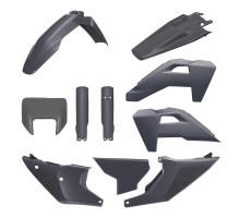 ПЛАСТИКОВИЙ КОМПЛЕКТ POLISPORT (ПОВНИЙ) HUSQVARNA TE/FE '26 W ВКЛЮЧАЄ КРИШКУ ФАРИ (8681500002) ТА КРИШКИ АМОРТИЗАТОРІВ (8352500002) ЧОРНОГО КОЛЬОРУ