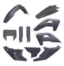 ПЛАСТИКОВИЙ КОМПЛЕКТ POLISPORT (ПОВНИЙ) HUSQVARNA TE/FE '26 W ВКЛЮЧАЄ КРИШКУ ФАРИ (8681500002) ТА КРИШКИ АМОРТИЗАТОРІВ (8352500002) ЧОРНОГО КОЛЬОРУ