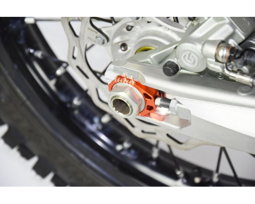 НОВИЙ НАТЯГАЧ ЗАДНЬОЇ МОСТІ SCAR RACING KTM 125-525 SX SX-F XC XC-F '13-'26, HUSQVARNA TC 125, FC 250-450 '16-'22, TC 250, FX 350/450 '17-'22 ПОМАРАНЧЕВИЙ