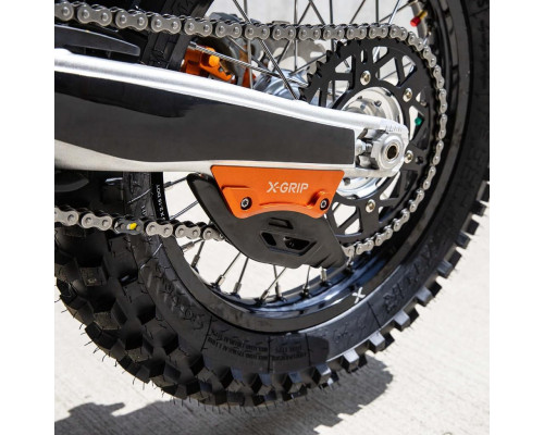 X-GRIP OSŁONA WAHACZA TYLNEGO PASUJE DO: KTM SX(F), XCF, XC '23-, EXC(F), XC-W,XCF-W '24-, HQV TC, FC, FX, TX '23-, FE, TE '24- , GASGAS EC(F), MC(F), EX(F) '24- KOLOR POMARAŃCZOWY